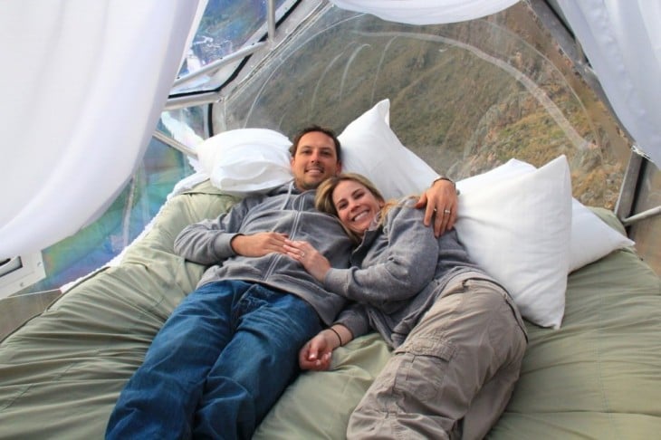 dos personas acostadas en la cama de una habitación en el aire de Perú