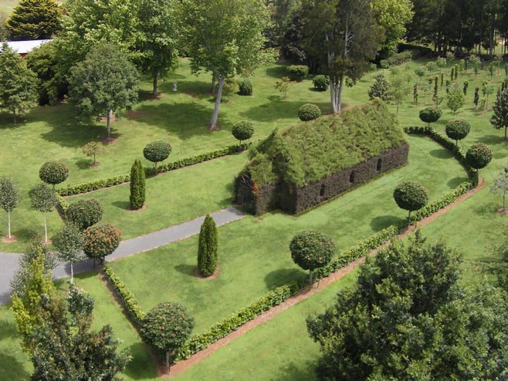 IGLESIA-CONSTRUIDA-CON-ARBOLES-EN-NUEVA-ZELANDA-1-730x548.jpg