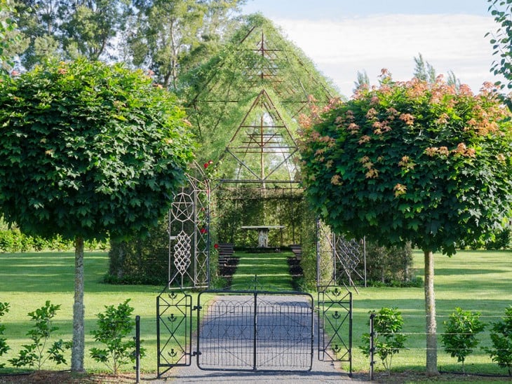 imagen frontal de la iglesia construida con arboles en nueva zelanda