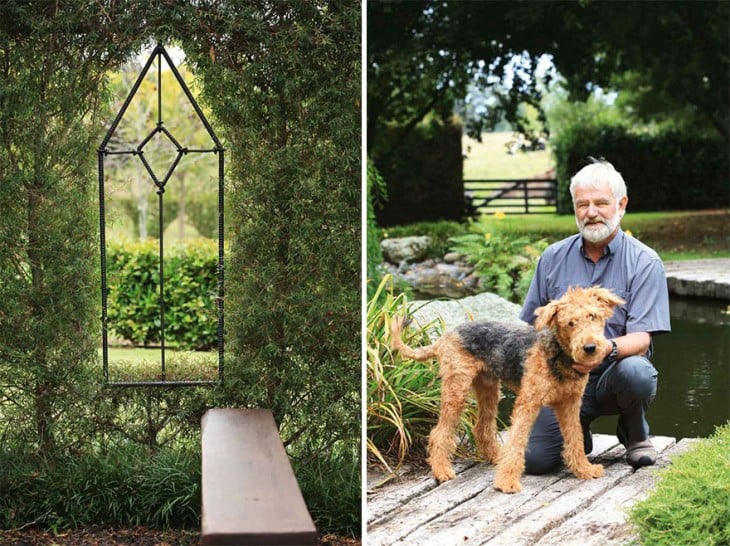 Barry cox junto a su perro e iglesia que ha construido