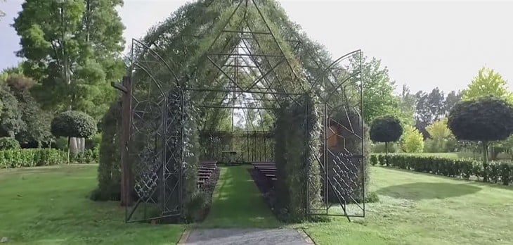 imagen de la iglesia construida con arboles con las puertas abiertas