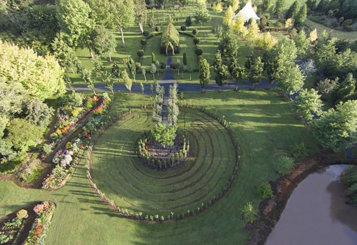 vista panoramica de la iglesia que se contruyo con arboles en nueva zelanda