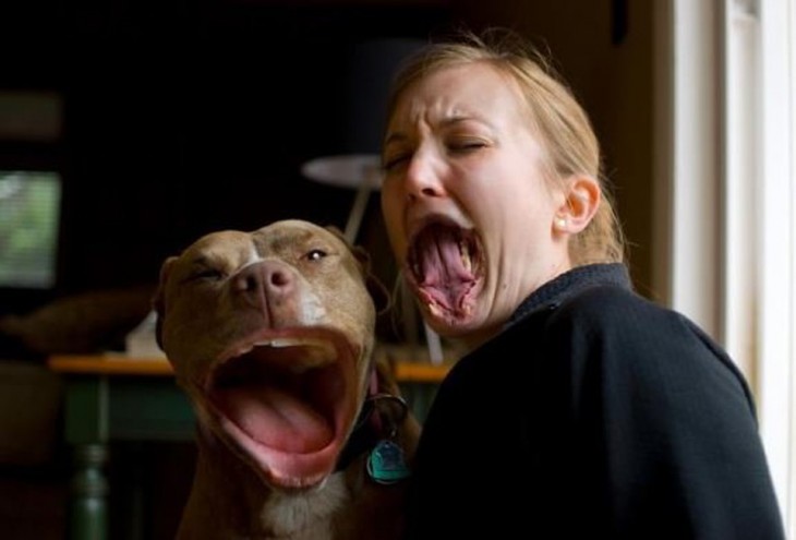 Mujer con hocico de perro