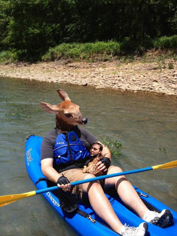 Hombre con cara de venado en una lancha inflable