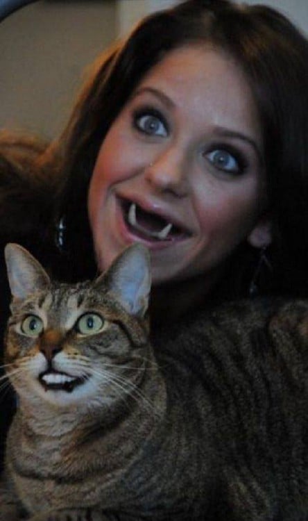 Mujer con boca de gato y gato con boca de mujer 