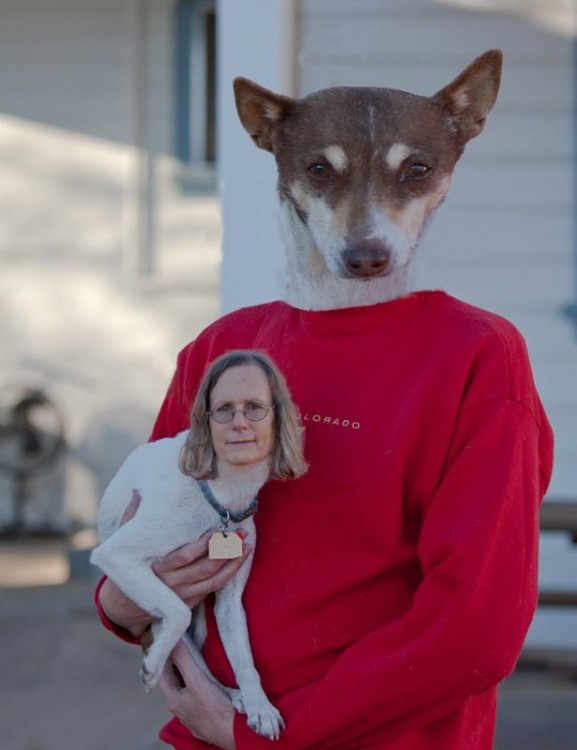 Mujer con cara de perro chihuahua cargada por un perro con cuerpo de humano 