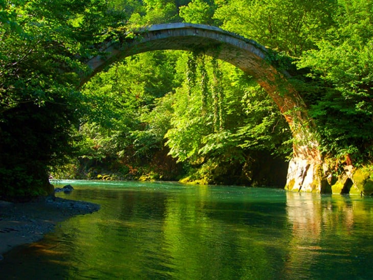 Puente Mtirala en el Parque Nacional Mtirala en Ajara, Georgia 