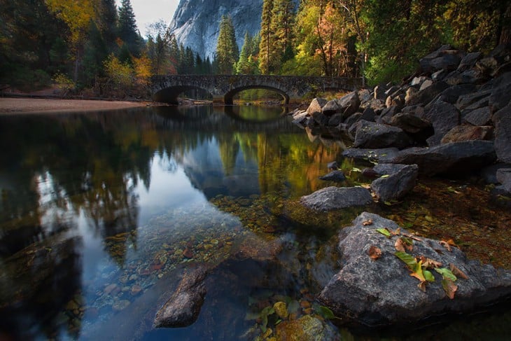 Puente sobre el río Merced, Yosemite, Usa