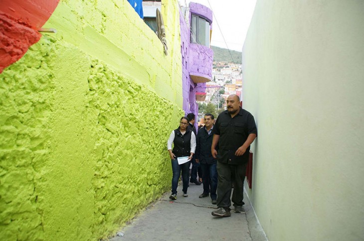 Personas del colectivo Germen por una de las calles de la colonia Palmitas 