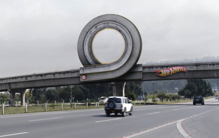 Anuncio de Hot Wheels en una carretera 