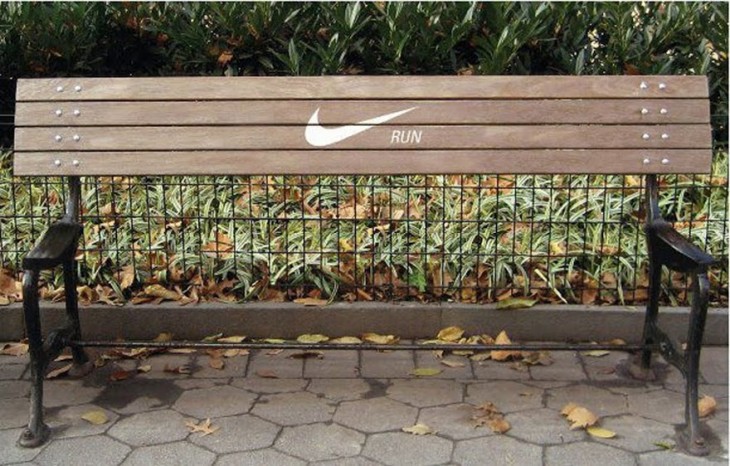 Banca con el logotipo de Nike en una plaza 