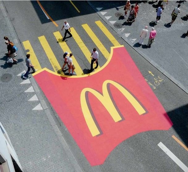 Anuncio de McDonald´s en el pavimento de una calle 