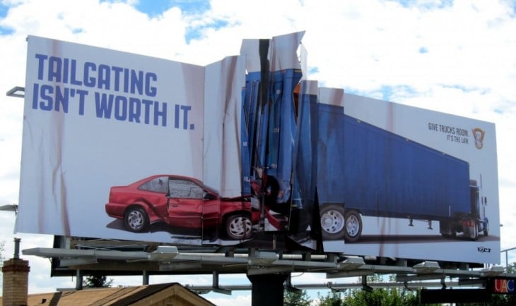 Un accidente de tráfico en un anuncio espectacular 