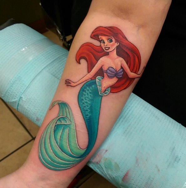 Tatuaje de Ariel "La Sirenita" en un brazo 