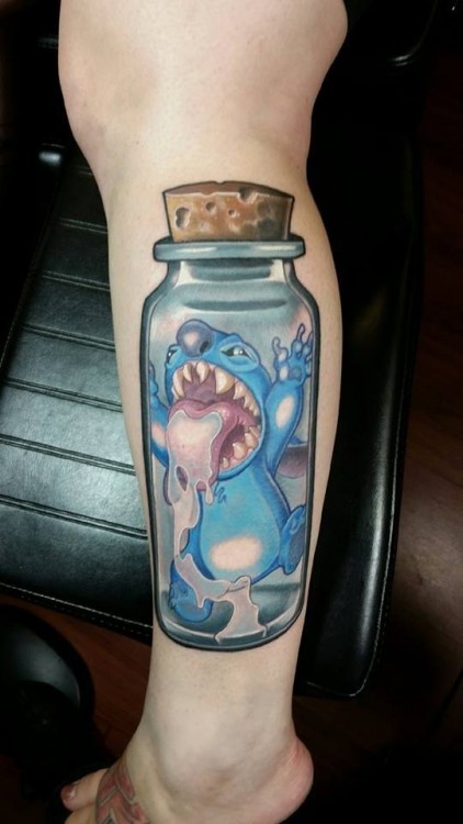 Tatuaje de Stitch dentro de un frasco 