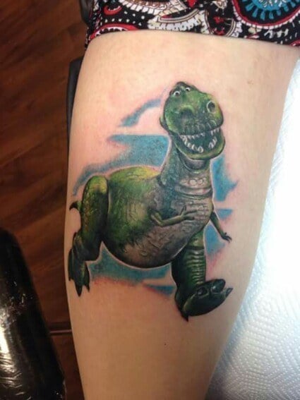 Tatuaje con el diseño del dinosaurio Rex de la película "Toy Story" 