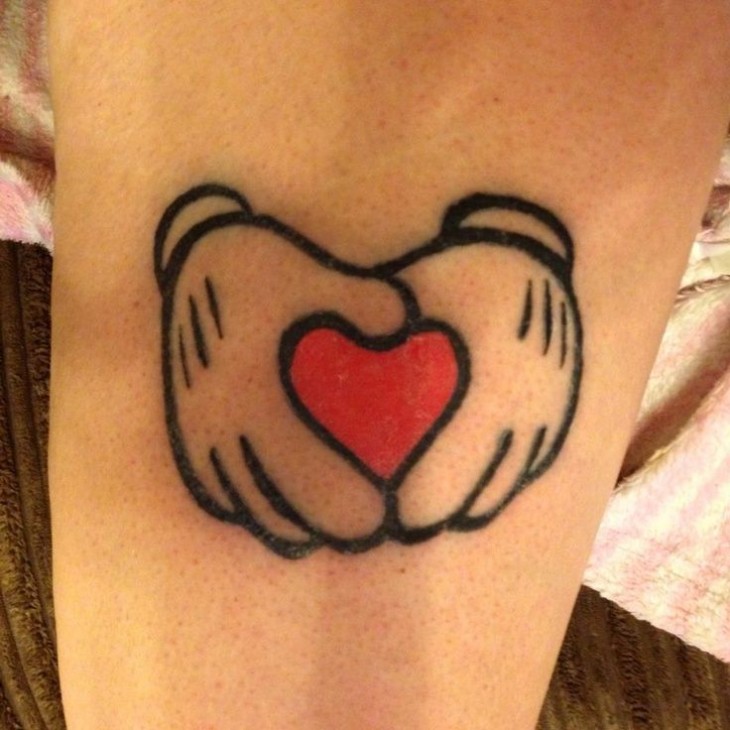 Tatuaje de las manos de Mickey Mouse formando un corazón 