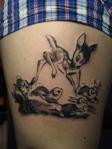 tatuaje con el diseño de Bambi en una pierna 
