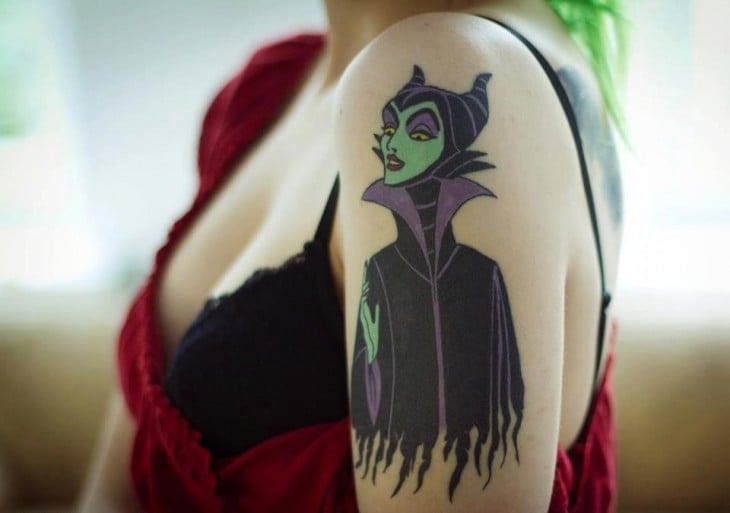 Tatuaje en el hombro de una chica con la figura de Maléfica 