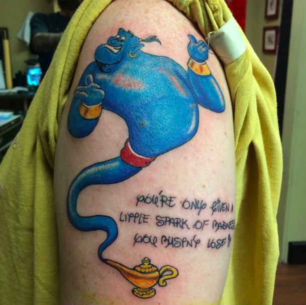 El genio de la lampara de Aladdin en un tatuaje sobre el brazo de una persona 