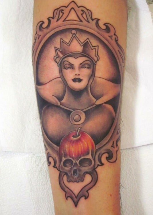tatuaje con la forma de la reina de la película de Blanca Nieves 
