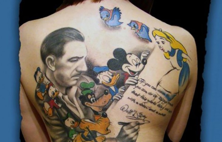 Tatuaje en la espada de una persona con Walt Disney escribiendo algo con varios personajes a su alrededor 