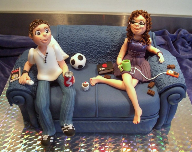 pastel del sofá con dos personas sentadas en el viendo tv 