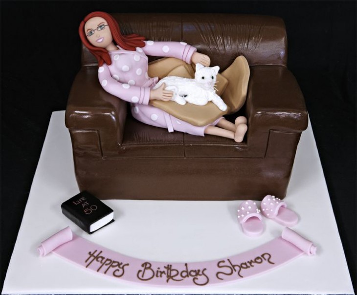 pastel con el diseño de una mujer acostada en el sillón 