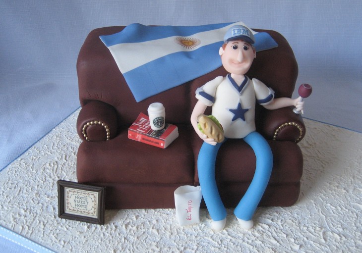 chico argentino sentado en un sofá 