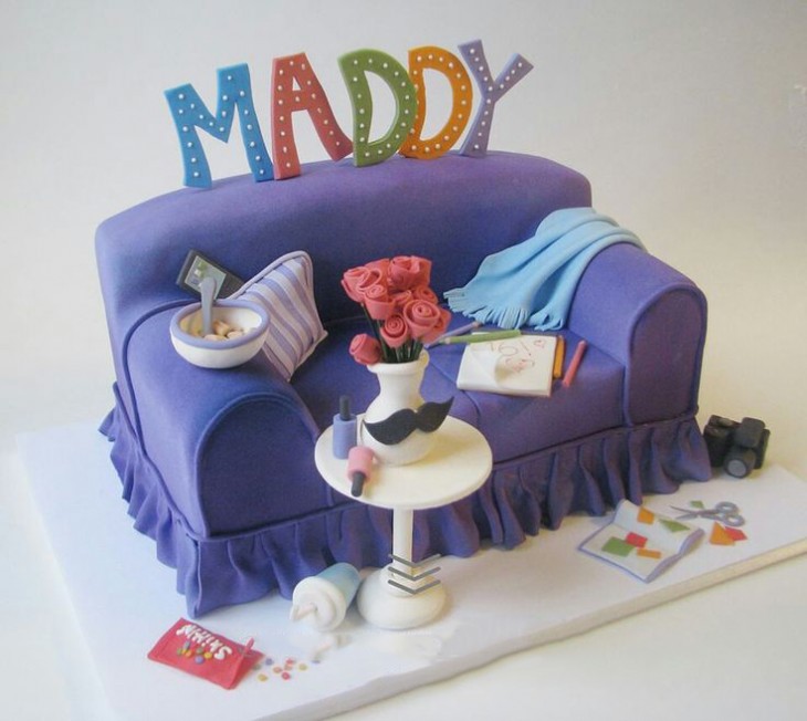 pastel de sillón con la palabra Maddy