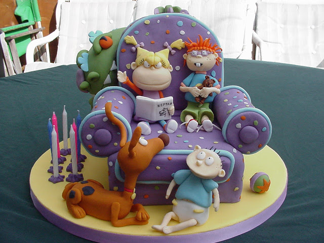 pastel con el diseño de un sillón con los personajes de Rugrats 