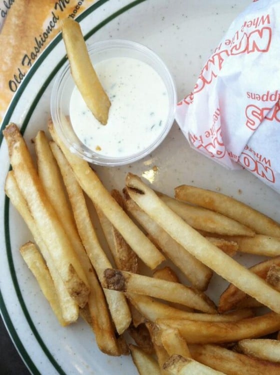 Papas fritas con aderezo ranch