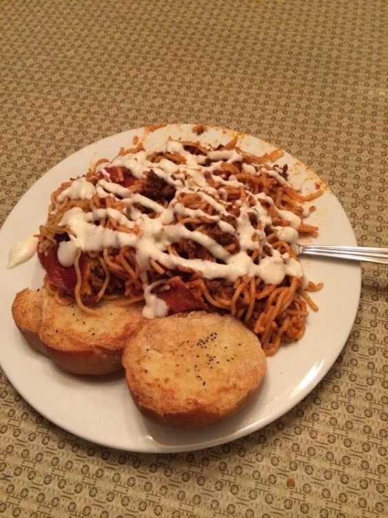 Platillo de spaguetti con aderezo ranch encima 