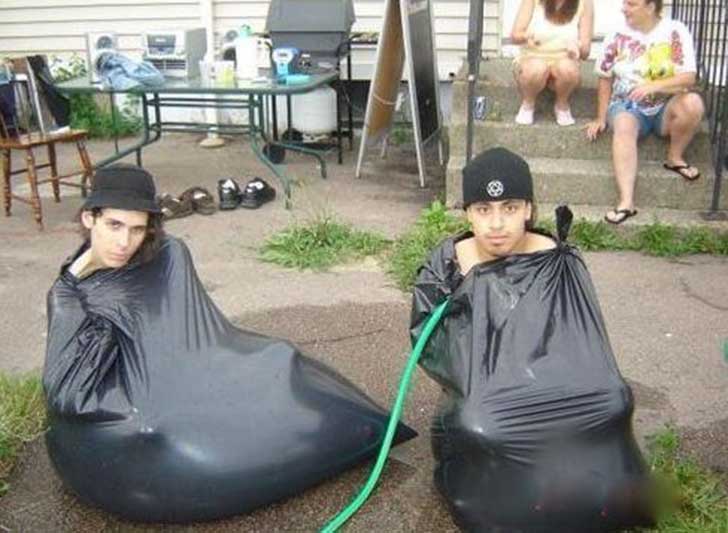 Dos chicos dentro de bolsas negras de plástico llenas de agua 