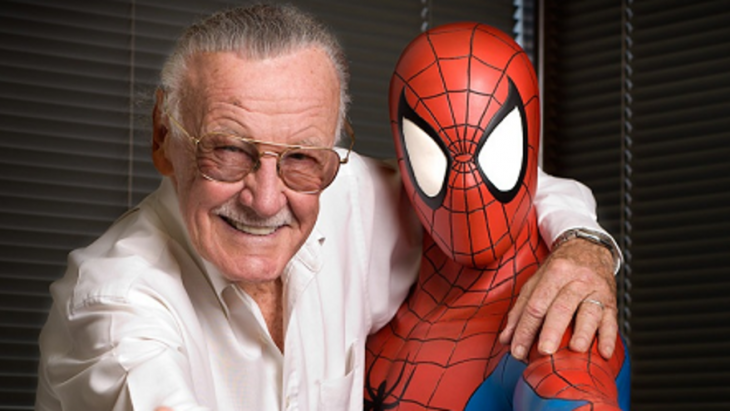 Stan Lee abrazado de un Spiderman 