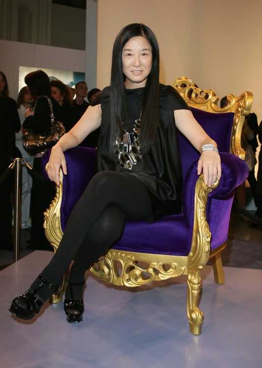 Diseñadora de modas Vera Wang sentada en un sillón morado 