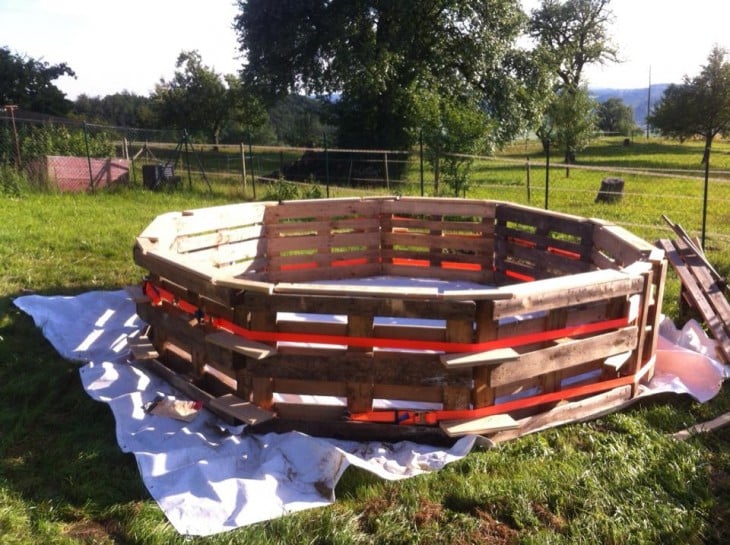 Círculo hecho de palets para una piscina 