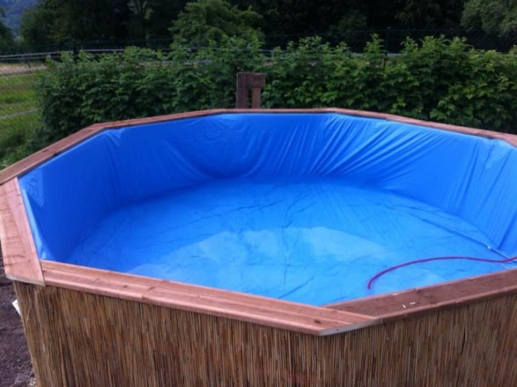 Piscina hecha con palets en un jardín 