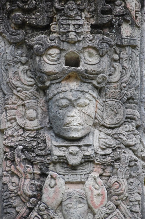 Detalle de una de las estelas en el sitio Maya de Copán en Honduras