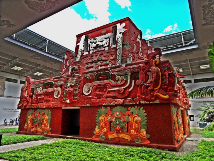 Templo Rosalila en el museo de la escultura en las ruinas mayas de Copan, Honduras 