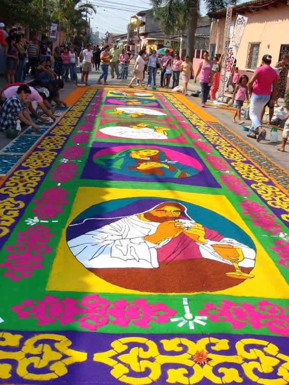 Alfombra de aserrín en las calles de Honduras 