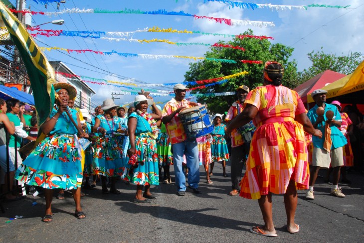 Hondureños bailando en el carnaval ceibeño en Honduras