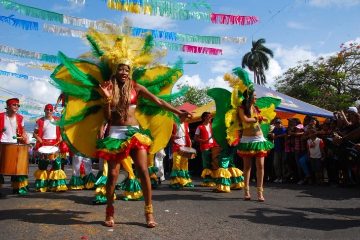 Mujeres desfilando en medio de una calle durante el carnaval ceibeño en Honduras 