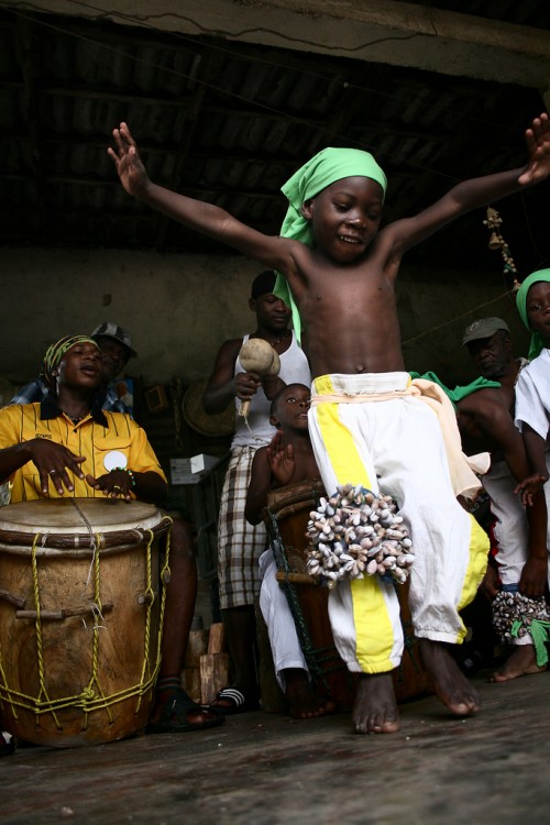 Niño Garifuna bailando en Honduras 