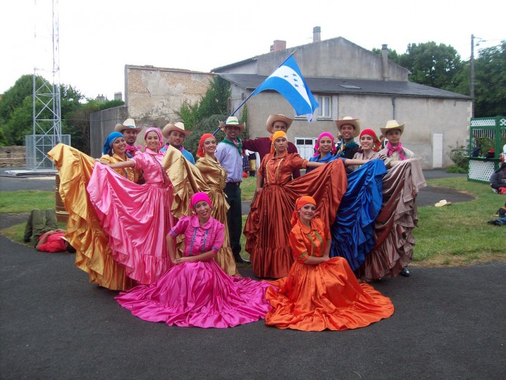 Grupo de danza Folklorica en los festivales de Saintes, Rodez, Port Du Salad, Córcega y Pau Francia