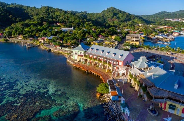 Orilla de la Isla Roatán, Honduras 