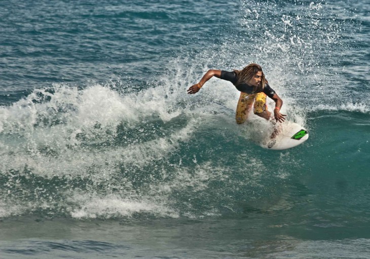 Chico surfeando en una de las playas dentro de un concurso de Jamaica 