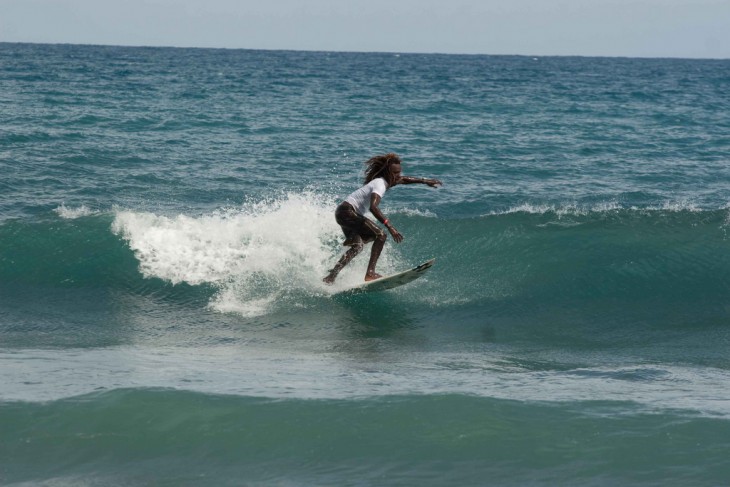 Jamaiquino en un concurso de surf en una playa llamada Makka