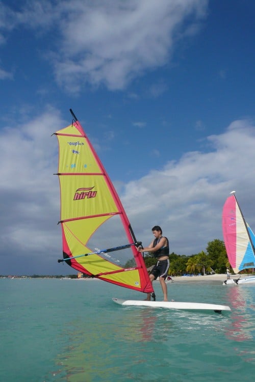 Hombre practicando Windsurf en ocho ríos, jamaica