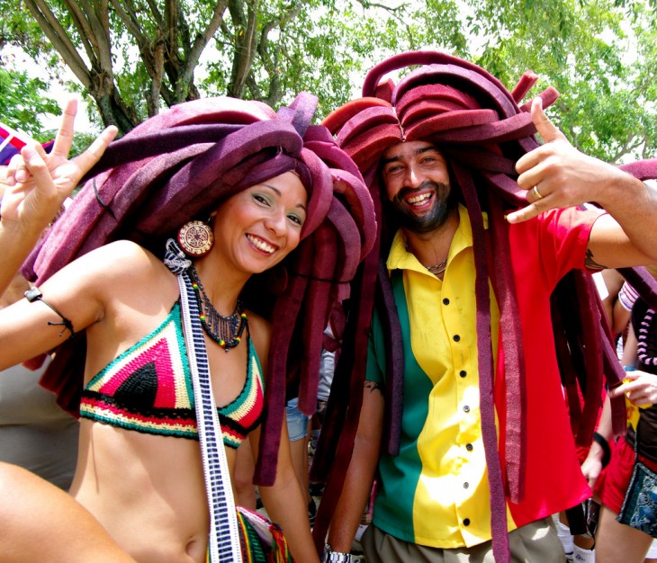 Fotografía de dos personas felices en Jamaica 